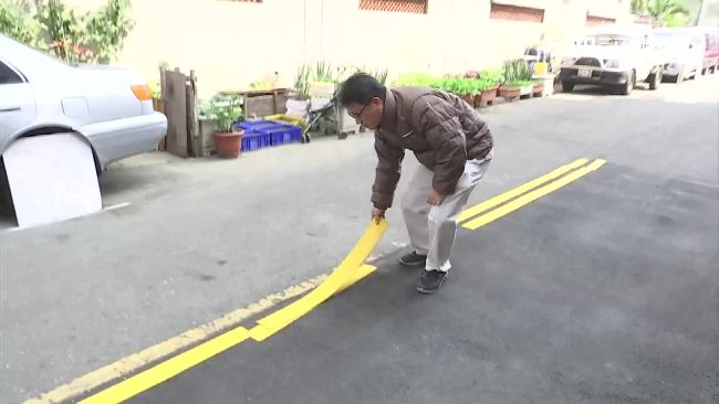 高雄馬路標線「一撕就掉」　路人傻眼