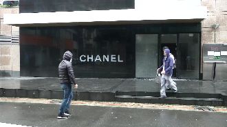緞帶就破千！香奈兒遭火警波及損失慘