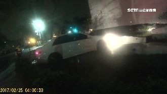 酒駕撞郵局　指示牌竟「連根拔起」