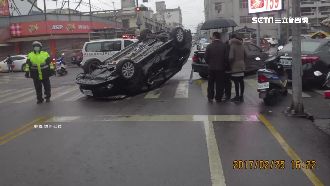 未禮讓救護車　休旅車被撞翻釀5傷