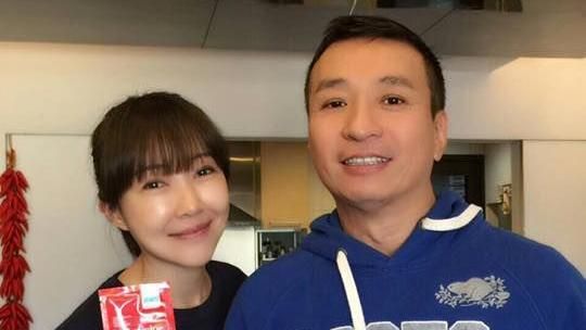 王中平右眼浮腫　余皓然貼心這麼做