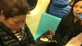 ▲有網友拍下女子搭乘捷運用包包霸佔座位，行徑誇張不讓坐。（圖／翻攝自靠北奧客臉書）