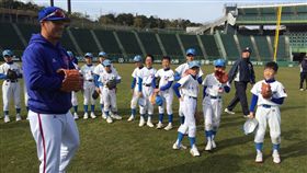 中華隊指導神戶小球員打球（圖／棒協提供）