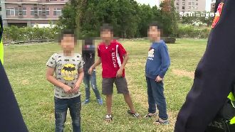 屁孩公園玩鞭炮　警察來了大哭求饒