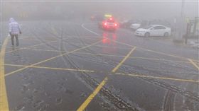 合歡山降冰霰  路面一度結冰天氣冷颼颼，合歡山26日清晨曾短暫降下冰霰，台14甲線路面也因此結冰；不過上午10時後已經融化，交通恢復正常。／中央社