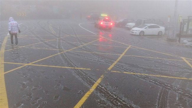 不是雪而是冰霰　合歡山路面一度結冰