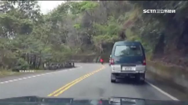狂妄男玩命　溜滑板蛇行飆下山
