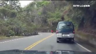 狂妄男玩命　溜滑板蛇行飆下山