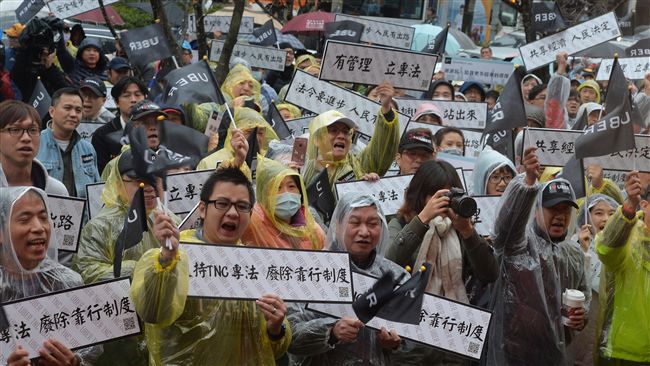 Uber司機爭專法　數百車堵交通部