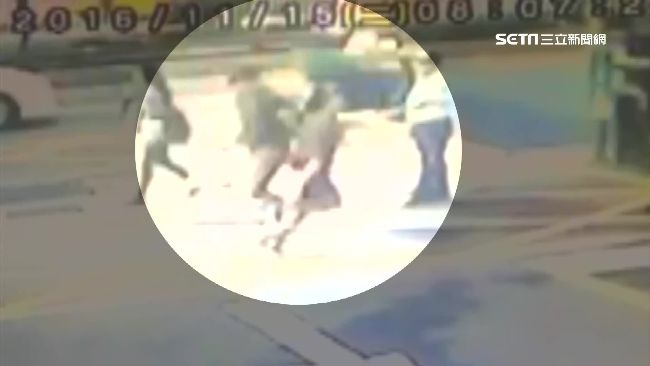 老外使出「無影腳」　女老師當場仆街