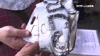 沒閃過！轎車輾「爆胎殘骸」嚴重毀損