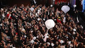 奧斯卡頒獎典禮天降零食　圖／路透社