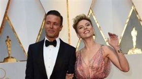 「黑寡婦」史嘉蕾喬韓森（Scarlett Johansson）與經紀人喬麥考塔（Joe Machota）走奧斯卡紅毯　圖／翻攝自TWITTER