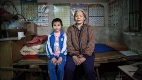 父母返鄉遇川震  陸9歲女童街頭賣菜
圖／翻攝自中新網