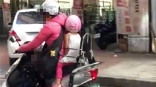 讓女童穿吊嘎坐機車挨轟　媽媽急喊冤