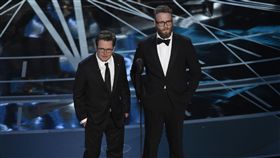 奧斯卡頒獎嘉賓米高福克斯（Michael J. Fox）、賽斯羅根（Seth Rogen）致敬《回到未來》　圖／美聯社