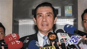 前總統馬英九經過七個半小時偵訊，離開地檢署。　圖／記者林敬旻攝