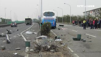遊覽車慘撞分隔島　42人1日遊受驚