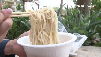 誤被閃燈　吃麵男竟拿熱湯往婦身上潑