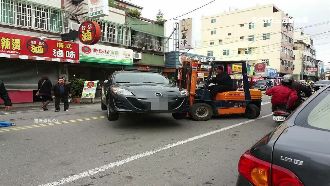 轎車擋到廟會搭棚　堆高機直接鏟走！