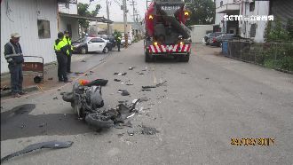 機車撞水泥車解體　騎士命大僅腳擦傷