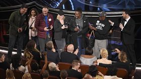 最幸運的觀光客！受邀亂入奧斯卡現場　與巨星大玩自拍

圖／美聯社／達志影像