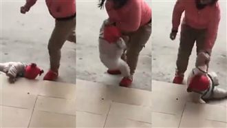 只因爬不上階梯…狠心母把嬰當足球踹