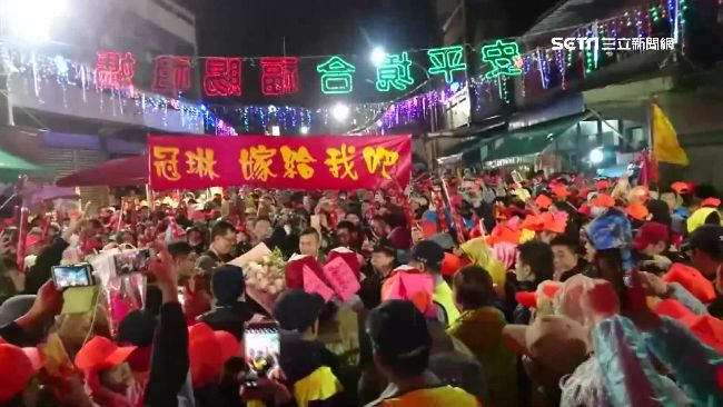 白沙屯媽祖見證下　轎班成員浪漫求婚