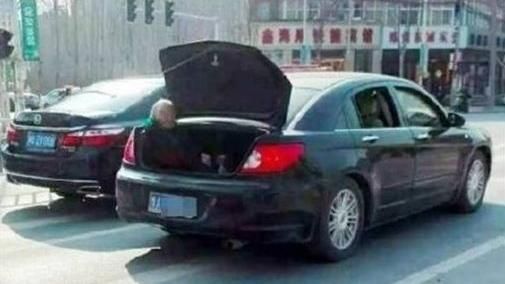 老母坐後車廂太不孝？陸男：是她堅持