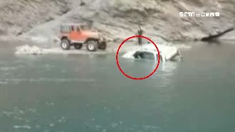 不諳地形強渡溪　男子困吉普車險滅頂