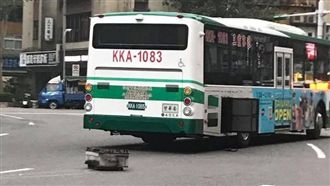 公車開一半電瓶掉馬路！網友：94狂