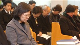 總統蔡英文（左）28日在義光教會，出席「義光長老教會二二八暨林家嬤孫追思禮拜」。／中央社