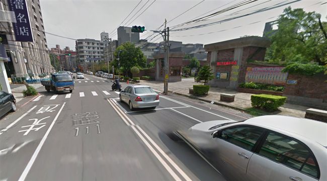 等紅燈遭檢舉違停　他打官司免罰