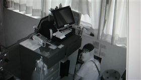 苗栗警分局28日指出，破獲1個3人組成的竊盜集團，犯案將近20起，其中徐姓竊嫌被捕後供稱，偷來的現金都用來買奶粉、尿布，表面是好父親，私底下卻是見不得光的小偷。／中央社