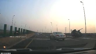 國道急切撞2車翻覆　大肚孕妻急送醫