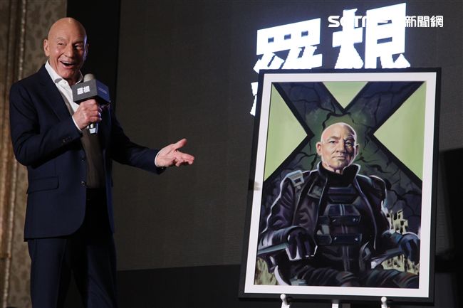 X教授派屈克史都華的畫像。（記者邱榮吉/攝影）