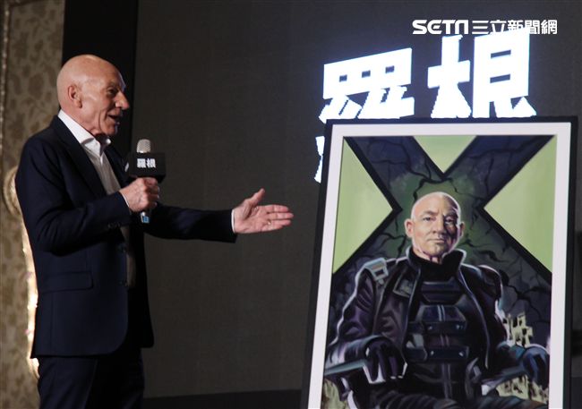 X教授派屈克史都華的畫像。（記者邱榮吉/攝影）