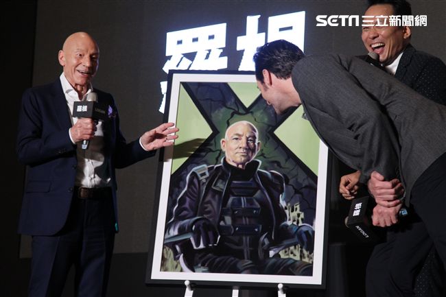 X教授派屈克史都華的畫像。（記者邱榮吉/攝影）