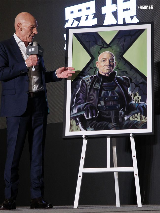 X教授派屈克史都華的畫像。（記者邱榮吉/攝影）