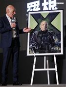 X教授派屈克史都華的畫像。（記者邱榮吉/攝影）