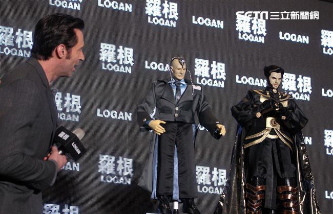 全球手做手工打造的金鋼狼、X教授布袋戲偶。（記者邱榮吉/攝影）