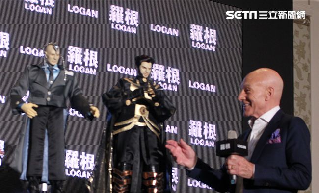 全球手做手工打造的金鋼狼、X教授布袋戲偶。（記者邱榮吉/攝影）