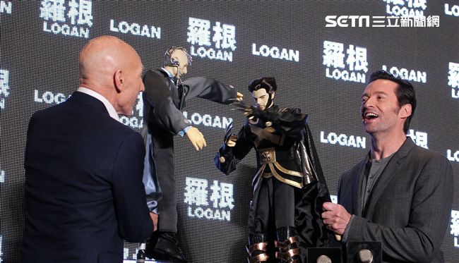 全球手做手工打造的金鋼狼、X教授布袋戲偶。（記者邱榮吉/攝影）