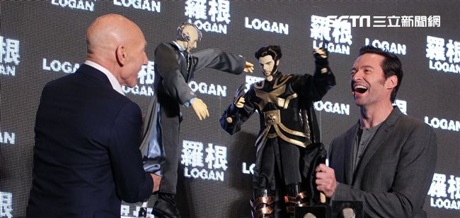 「全球手做手工打造的金鋼狼、X教授布袋戲偶。（記者邱榮吉/攝影）