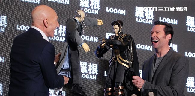 全球手做手工打造的金鋼狼、X教授布袋戲偶。（記者邱榮吉/攝影）