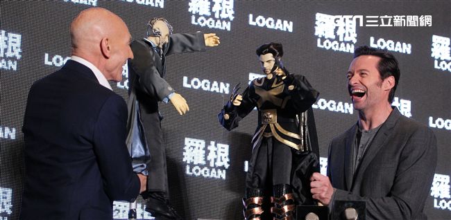 全球手做手工打造的金鋼狼、X教授布袋戲偶。（記者邱榮吉/攝影）