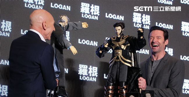 全球手做手工打造的金鋼狼、X教授布袋戲偶。（記者邱榮吉/攝影）