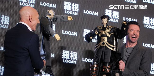 全球手做手工打造的金鋼狼、X教授布袋戲偶。（記者邱榮吉/攝影）