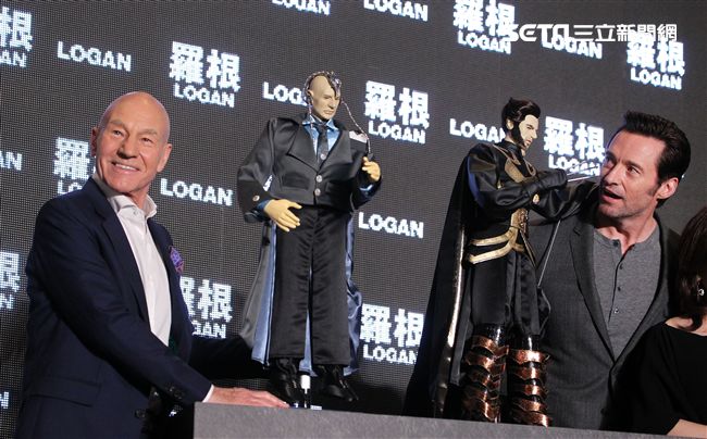 全球手做手工打造的金鋼狼、X教授布袋戲偶。（記者邱榮吉/攝影）