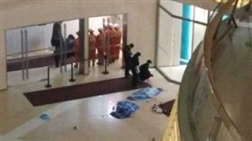 天津大悅城商場，兩名孩童從4樓墜落到地下1樓／天津日報微博